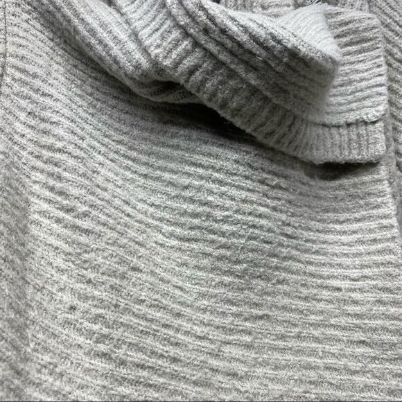 Saks Fifth Avenue wrap size Small Gray - Picture 13 of 13